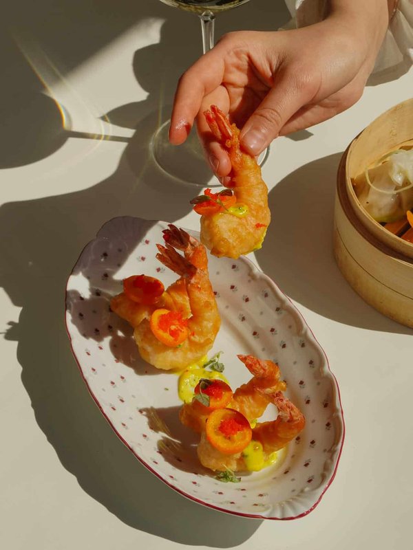 Comment faire des beignets de crevettes croustillants avec une sauce aigre-douce ?